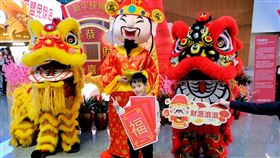舞獅團桃機二航廈演出  旅客合照財神爺沾喜氣昇恆昌免稅商店7日邀請舞獅團在桃園機場二航廈中央區出境大廳演出，現場還有財神爺發放糖果，吸引民眾駐足合照，沾沾喜氣。中央社記者吳睿騏桃園機場攝  113年2月7日