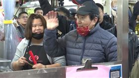 馬英九小年夜赴北市興隆市場發春聯、買年菜。