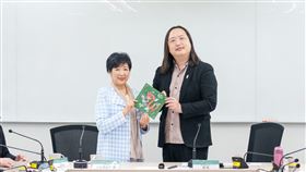 唐鳳接見小池百合子訪團  盼今年國際松進一步合作數位部長唐鳳（右）於7日接見日本東京都知事小池百合子（左）訪團一行人，並致贈數位部斗方春聯。唐鳳表示，期待今年國際松可以進一步跟東京都合作，擴大參與隊伍數。（數位部提供）中央社記者蘇思云傳真  113年2月7日