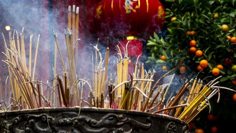 身材太火辣　婆婆誘她穿緊身衣扮乩童斂財