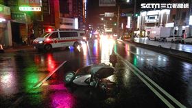 台中北區五權路車禍，小貨車併排停車。(圖/民眾提供)