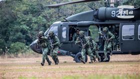 特戰部隊與陸航UH-60M黑鷹直升機實施「陸空聯訓」，進行機動抵達目標及機降演練。（圖／軍聞社提供）