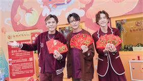 李吳兄弟逛迪化年貨大街，回憶曾遭粉絲突襲熊抱嚇傻。（圖／好莉嗨提供）