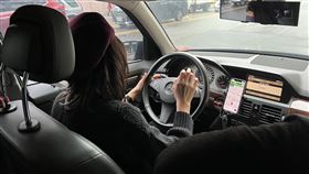 遇塞車爆路怒症  專家分享緩解情緒小撇步農曆新年假期開車出遊好愜意，但人潮車潮交會難免塞半天，有些駕駛人容易「路怒症」上身，專家建議，可多嚼食口香糖、少指指點點等，有助緩解。中央社記者沈佩瑤攝  113年2月8日