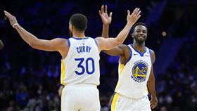 ▲柯瑞（Stephen Curry）全場只進2球，還好有威金斯（Andrew Wiggins）轟21分。（圖／美聯社／達志影像）