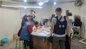 苗栗市一家已歇業的牛樟加工廠竟成了地下賭場，警方在深夜搗破入內時仍有22名賭客在此聚賭。（圖／翻攝畫面）