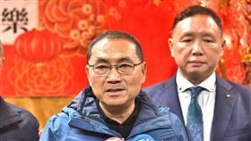 侯友宜小年夜慰勞新北市政府警察局勤務大樓執勤員警。（新北市政府提供）