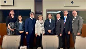 駐加代表曾厚仁與加拿大國會議員合影駐加代表曾厚仁（右4）應邀向加拿大聯邦眾議員說明台灣大選情況及結果、選後區域情勢。會後與加台國會議員友好協會會長史葛洛（Judy Sgro，左4）等多位議員合影。（駐加代表處提供）中央社記者胡玉立多倫多傳真  113年2月8日