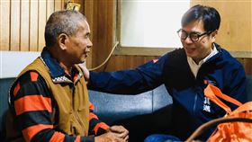 陳其邁訪視獨居長輩  致贈年節禮盒農曆春節將近，高雄市長陳其邁（右）前往仁武跟大社拜訪獨居長輩，致贈年節禮盒、保暖物資等，76歲黃姓阿公（左）露出笑顏暢聊生活。（高市社會局提供）中央社記者洪學廣傳真  113年2月8日