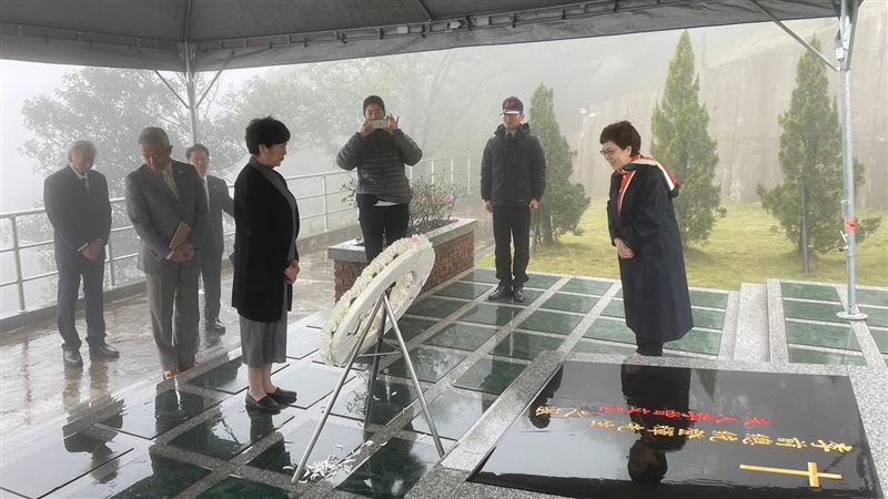 李登輝在日本的女兒　小池百合子弔唁拭淚