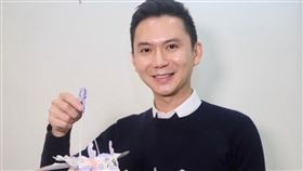 竹北市公所龍年造型提燈亮相竹北燈會16日將在水圳公園登場，竹北市長鄭朝方8日表示，今年的龍年造型提燈有以科技銀灰為主色打造「銀翼之龍」，還有另一款的童趣版「星河紫龍」，將在16日、17日、18日安排快閃發放。（竹北市公所提供）中央社記者郭宣(文三)傳真  113年2月8日