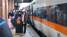 花蓮縣府與台鐵合作返鄉專車抵達花蓮縣政府與台鐵合作的返鄉專車，8日上午11時許抵達，採實名制搭乘，300多個座位全數售罄。中央社記者張祈攝  113年2月8日