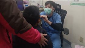 林彥辰醫師指出，除了A、B型流感及類流感疫情持續攀升外，近期感染腺病毒及新冠病毒(COVID-19)的兒童也很多，甚至還遇到少數個案同時感染兩種以上的病毒。圖非當事個案。（圖／童綜合醫院提供）