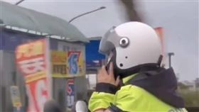 宜蘭女警邊騎車邊講電話被民眾錄影後上傳網路。（圖／翻攝自社會事新聞影音）