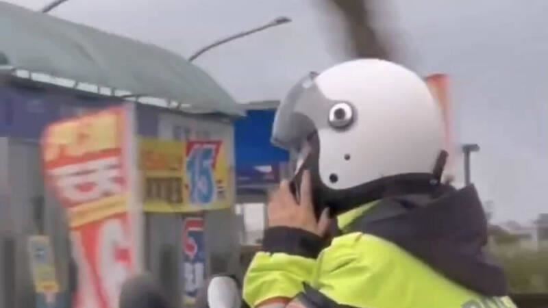 警騎車持手機講電話　宜蘭分局：執行公務