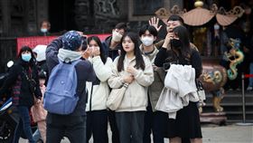 春節連假首日　天氣潮濕寒冷春節連假首日，中央氣象署8日表示，受到強烈大陸冷氣團影響加上華南雲雨區東移，天氣潮濕寒冷、全台有雨。民眾穿著保暖在新北三峽祖師廟外拍照。中央社記者吳家昇攝　113年2月8日