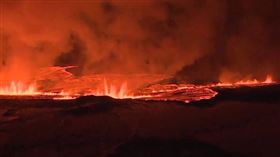 4年內第6次！冰島火山再度爆發　地縫湧出熔岩噴泉畫面曝（圖／翻攝自推特）