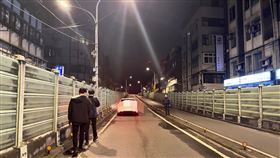 新北陳男徒步行經福和橋汽車引道時，遭到胡男賓士車追撞身亡。（圖／翻攝畫面）