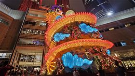 大馬吉隆坡商場的巨型龍年裝飾馬來西亞首相安華8日在臉書發文表示，根據農曆，龍年象徵力量和魅力，也代表創造力與信念特質。圖為吉隆坡商場的巨型龍年裝飾。中央社記者黃自強吉隆坡攝  113年2月8日