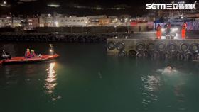 基隆市外木山漁港轎車墜海。翻攝畫面