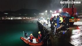 基隆市外木山漁港轎車墜海。翻攝畫面