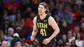 猶他爵士中鋒歐林尼克（Kelly Olynyk）最終和隊友被打包送去多倫多暴龍。（圖／翻攝自NBA官網）