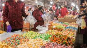 琳瑯滿目的年節零嘴令人垂涎三尺，但當心一口接一口吃下過多熱量，專家建議先拿取要吃的份量，以免吃過頭。（圖／CTWANT提供）