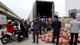 越南水果銷中國卡關  在路邊大拍賣越南運輸系統量能不足，近來不斷希望增加與完善鐵公路的連結性，以利將更多農產品銷往中國。圖為2022年COVID-19疫情期間，因中國「清零」政策卡關的越南波羅蜜在河內市大馬路上拋售。攝於2022年1月11日中央社記者陳家倫河內攝  113年2月8日