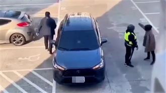 悍婦拒繳15元停車費撒潑　收費員委屈哭了