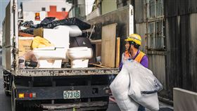 台南年節前大型廢棄物清運量增加台南市環保局統計近日大型廢棄物清運量增加，預計除夕前一週為最高峰，呼籲民眾可提前大掃除，大型家具則可透過「台南環保通」APP預約載運。（台南市環保局提供）中央社記者楊思瑞台南傳真  112年1月9日