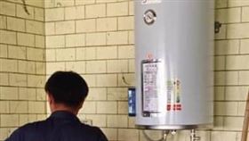 彰化母子寒冬只能燒柴火燒熱水洗澡，善心人士出資裝熱水器。(圖/翻攝縣議員賴清美臉書)