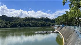 活化轉型  明德水庫融合陸海空遊憩場苗栗縣政府推動明德水庫老景點活化與轉型，規劃結合環湖自行車、遊湖船、水上SUP立式划槳、湖面空中腳踏車等陸、海、空域遊憩設施，打造全新觀光亮點。中央社記者管瑞平攝  113年2月9日