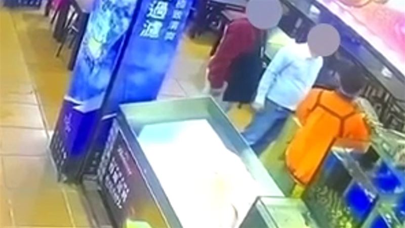 醉男嫌生魚片太少爆走　嗆警和主管很熟…