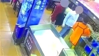 醉男嫌生魚片太少爆走　嗆警和主管很熟…