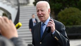 中歐關係短期受俄烏戰爭影響  長期端視美國國立成功大學政治學系教授王宏仁1日說，短期內俄烏戰事雖讓歐盟靠向美國，但長期上美國未來是否在歐洲事務扮演積極角色，將影響歐盟能否有一致的對中態度。圖為美國總統拜登（Joe Biden）3月23日離開白宮時接受媒體採訪。（中新社提供）中央社  111年4月1日