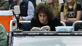 ▲公鹿中鋒洛培茲（Robin Lopez）被交易，被拍到在場邊「看書」。（圖／路透社／達志影像）
