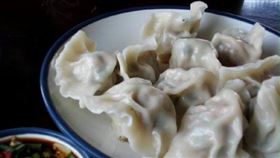 ▲新竹縣新豐鄉「康莊小吃店」手工水餃跟滷味 明新科技大學第17屆新任董事長郝碧蓮（圖／陳鴻提供）