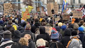 民眾聚集德國國會大廈前抗議極右翼自極右翼組織密謀驅逐移民消息遭揭露後，每週德國各城市都有民眾自發走上街頭，抗議極右翼的排外主張。中央社記者林尚縈柏林攝  113年2月9日