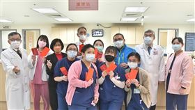 侯友宜慰問新北聯醫  與醫護合影農曆除夕，新北市長侯友宜（後右3）9日前往新北市立聯合醫院三重院區慰問醫護人員，在護理站與眾人合影。（新北市新聞局提供）中央社記者黃旭昇新北市傳真  113年2月9日