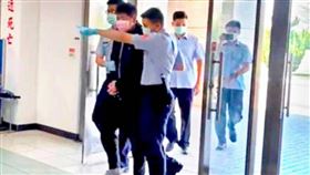 中國內蒙古自治區一名常姓男子（32歲）日前乘坐舢舨偷渡來台，因擱淺在苗栗海域遭海巡查獲，常男被逮供稱「媽祖託夢要他來台參拜」，才會從內蒙長途跋涉2千多公里，再冒險橫渡台灣海峽，疑似就是為了要到白沙屯拱天宮參拜。苗栗地檢日前偵查終結，依違反《入出國及移民法》罪嫌起訴。