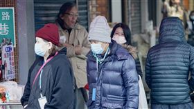 強烈大陸冷氣團影響　北台灣濕冷（3）中央氣象署指出，9日除夕受強烈大陸冷氣團影響，白天北台灣整天濕冷，高溫僅攝氏13、14度，中部以北3000公尺以上高山可望降雪，可能迎接「白色除夕」。台北市中山區9日有不少民眾做好禦寒措施出門。中央社記者徐肇昌攝　113年2月9日