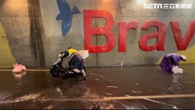 新北市板橋區大觀路地下道積水，1名婦人騎車經過時慘摔在地。（圖／翻攝畫面）