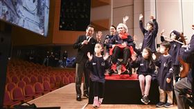 小澤征爾指揮管弦樂團演出  樂音直送外太空87歲日本指揮巨擘小澤征爾（後中坐輪椅者）23日指揮齋藤紀念管弦樂團演出貝多芬的「艾格蒙序曲」，並將直播訊號送往外太空。樂團表示，由於世界正被疫情與戰爭所籠罩，盼能喚醒大家不分你我、要團結一起，同為「地球子民」的每一份子而努力。（齋藤紀念管弦樂團提供）中央社記者趙靜瑜傳真  111年11月24日