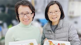 ▲蔡英文、蕭美琴合體吃年夜飯。（圖／翻攝自蔡英文IG）
