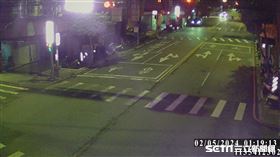 新北陳男徒步行經福和橋汽車引道時，遭到胡男賓士車追撞身亡。（圖／翻攝畫面）