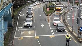 農曆大年初一蘇花改蘇澳端南下花蓮車潮自清晨5時起開始湧現，目前車多回堵約3公里以上，警方清晨就派員在蘇澳市區及蘇花改沿線易壅塞路段加強疏導，預估中午過後車潮才會逐漸紓緩