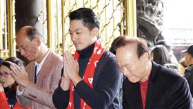 ▲蔣萬安初一龍山寺走春參拜(圖／台北市政府提供)