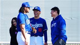 ▲山本由伸翻譯曝光，是46歲的園田芳大。（圖／翻攝自Full-Count MLB取材班推特）