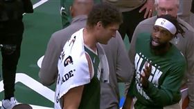 ▲「瘋狗貝」貝佛利（Patrick Beverley）熱情指導洛培茲（Brook Lopez）。（圖／翻攝自NBA X）