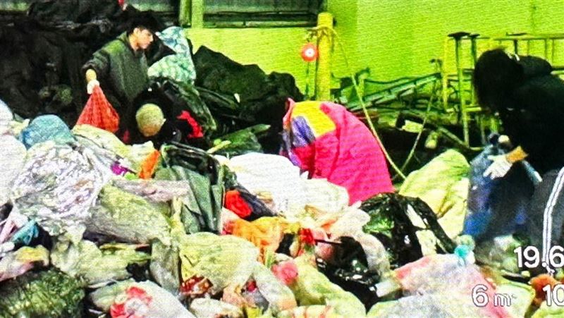 20萬黃金鑽石當垃圾丟！1家4口急翻垃圾山